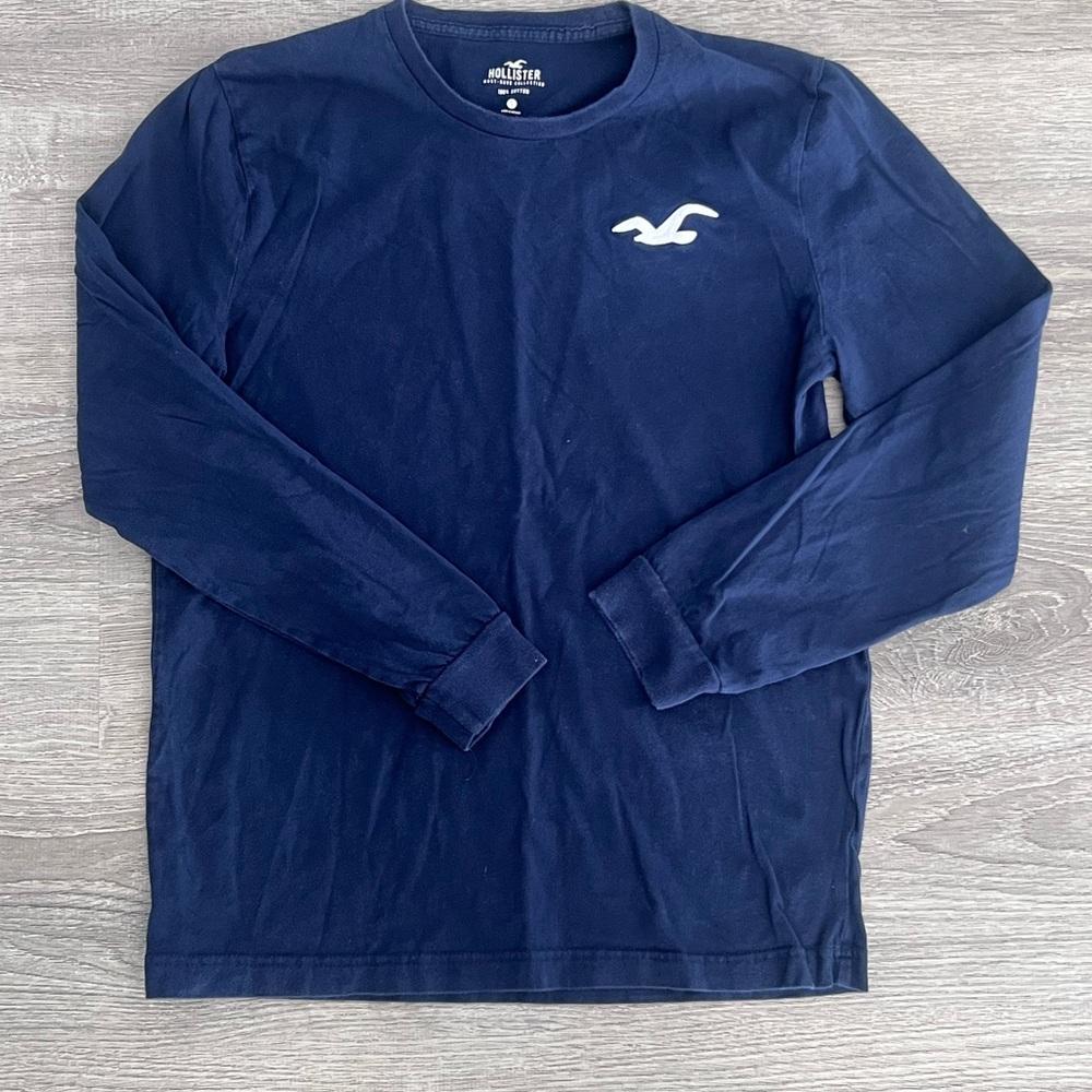 Hollister adult S long sleeved tee.
